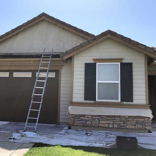 photo of single story home before being repainted
